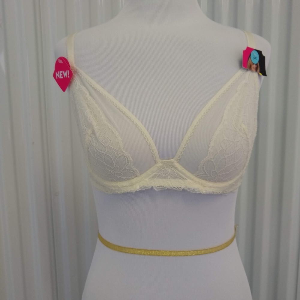NWT Luxurious White Lace Bra Lingerie - Picture 8 of 8